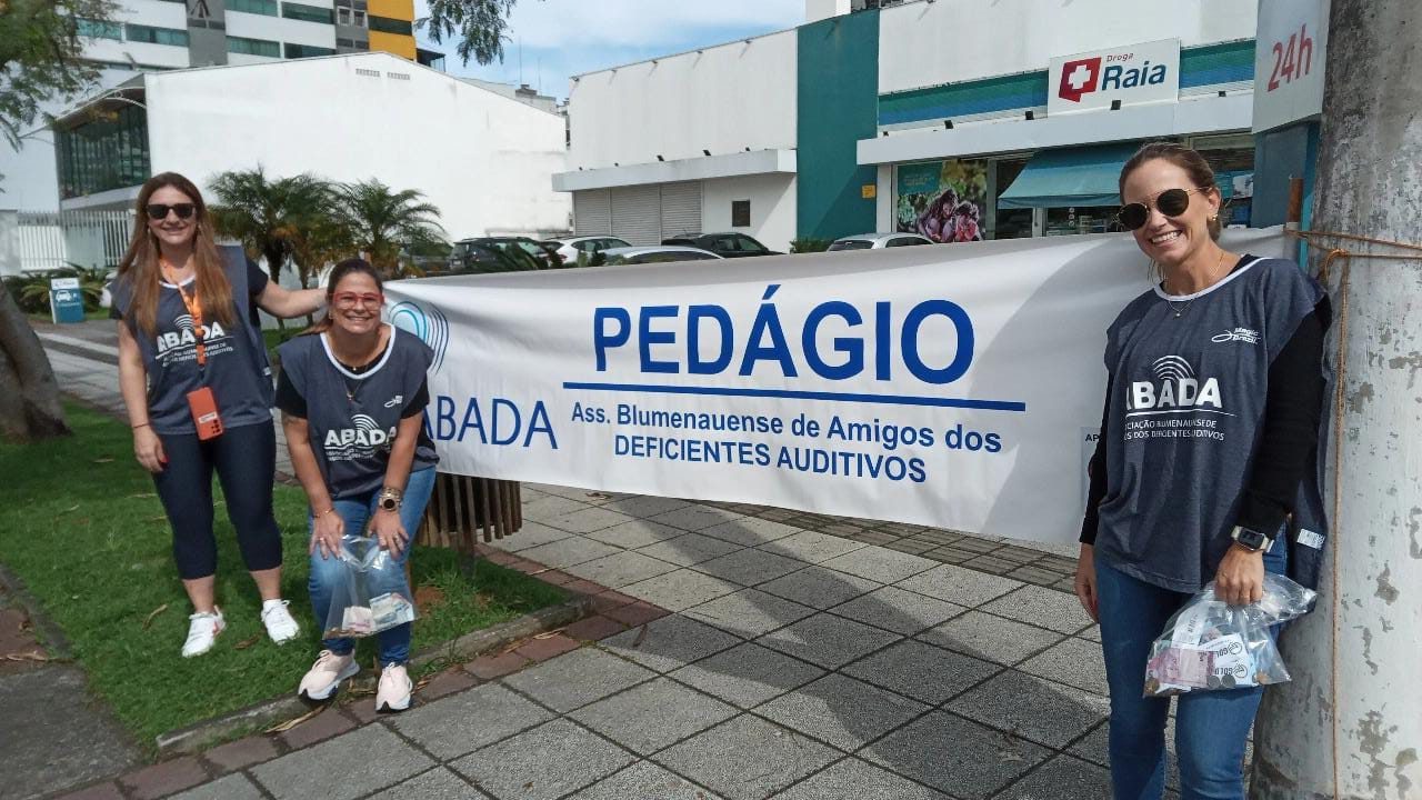 Pedágio da ABADA ocorre nesta sábado. Na foto, voluntárias participantes da ação na Rua Alameda Rio Branco, em Blumenau